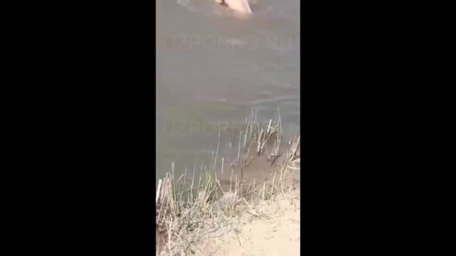 Молодой парень узбек мацает большие сиськи бабы в речке